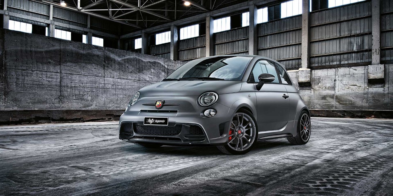Abarth 695 Biposto in garage - visione frontale