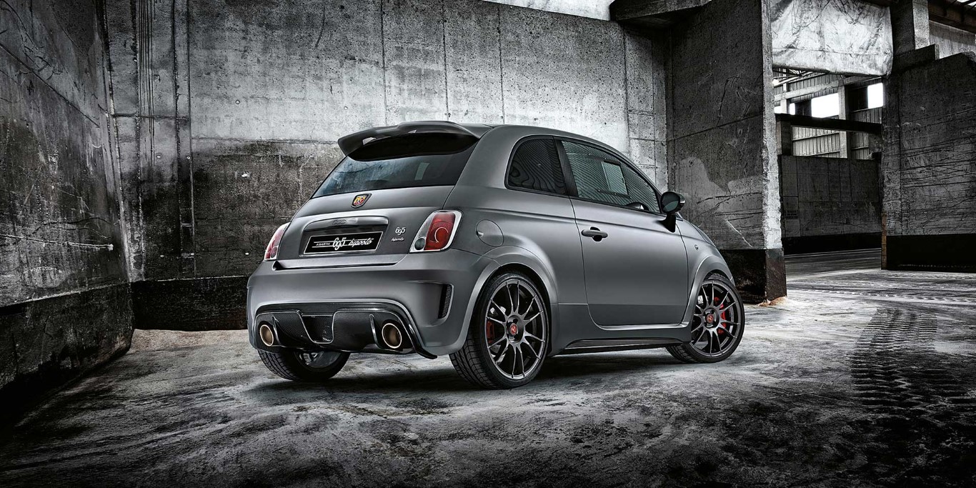Abarth 695 Biposto in garage - visione laterale 