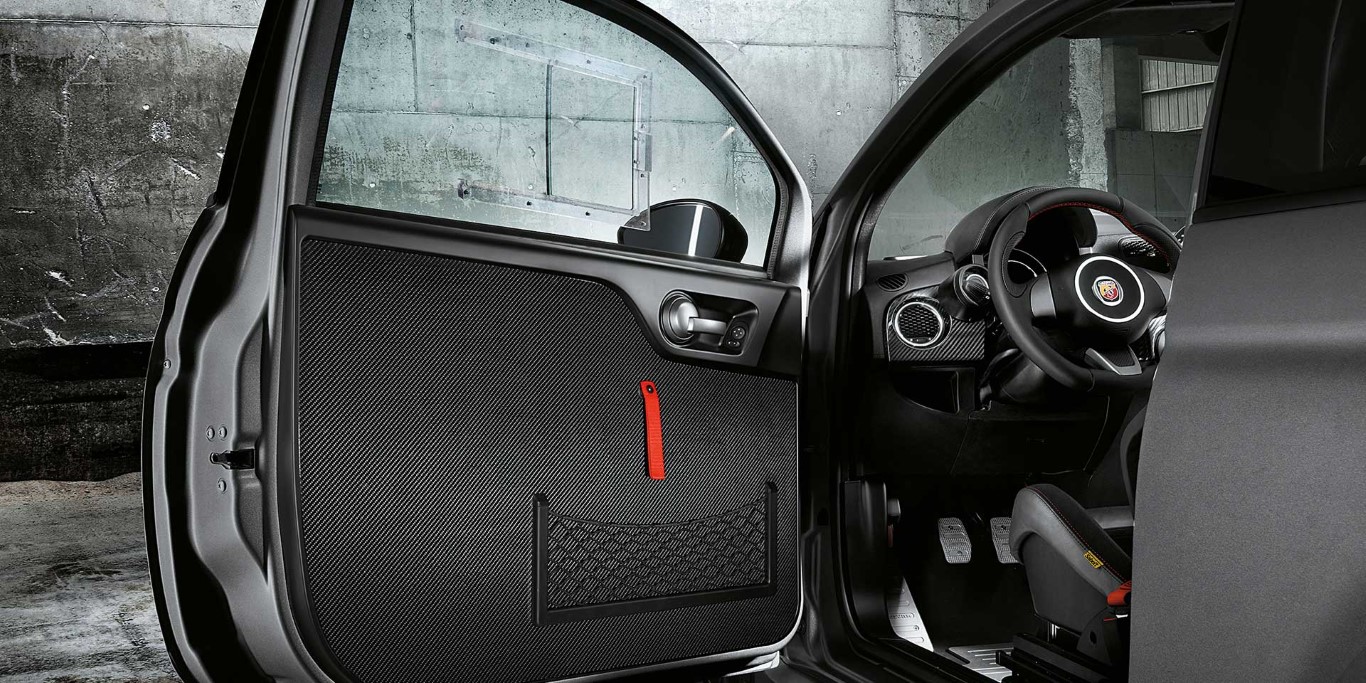 Abarth 695 Biposto dettaglio portiere