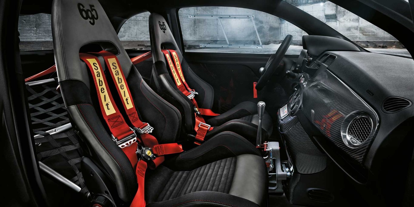 Abarth 695 Biposto interni sportivi 