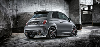 Abarth 695 Biposto in garage - visione laterale 